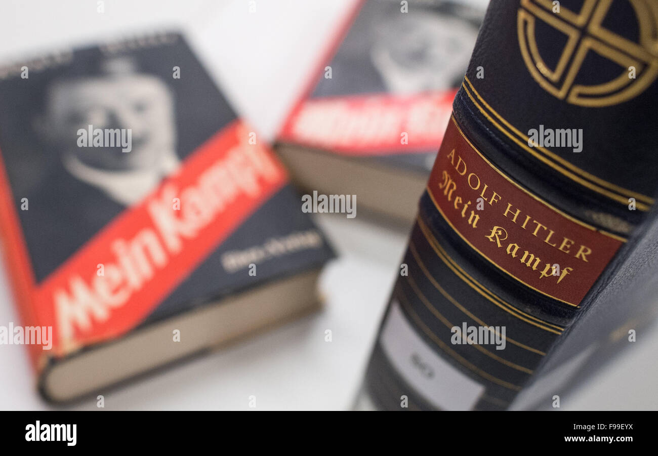 München, Deutschland. 11. Dezember 2015. Die Wirbelsäule einer Ausgabe von Adolf Hitlers Buch "Mein Kampf", die an Hitlers Geburtstag im Jahr 1939, zusammen mit anderen Editionen aus den 1930er Jahren, erschien am Institut Fuer Zeitgeschichte (IfZ, Institut für Zeitgeschichte) in München, Deutschland, 11. Dezember 2015 fotografiert. Foto: MATTHIAS BALK/DPA/Alamy Live-Nachrichten Stockfoto