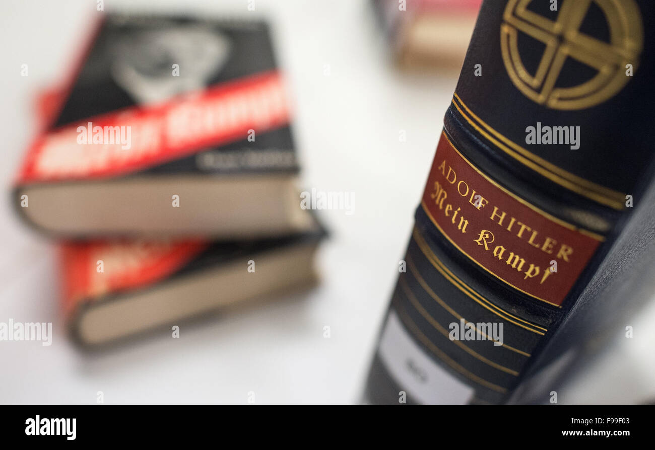 München, Deutschland. 11. Dezember 2015. Die Wirbelsäule einer Ausgabe von Adolf Hitlers Buch "Mein Kampf", die an Hitlers Geburtstag im Jahr 1939, zusammen mit anderen Editionen aus den 1930er Jahren, erschien am Institut Fuer Zeitgeschichte (IfZ, Institut für Zeitgeschichte) in München, Deutschland, 11. Dezember 2015 fotografiert. Foto: MATTHIAS BALK/DPA/Alamy Live-Nachrichten Stockfoto