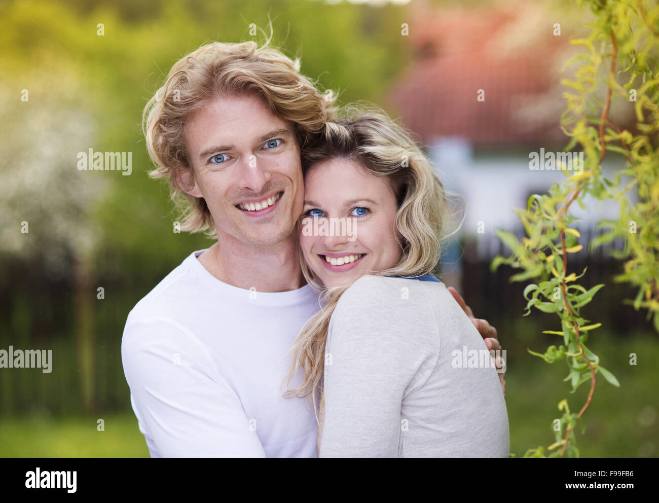 Frühling im freien Porträt des jungen Brautpaares Stockfoto