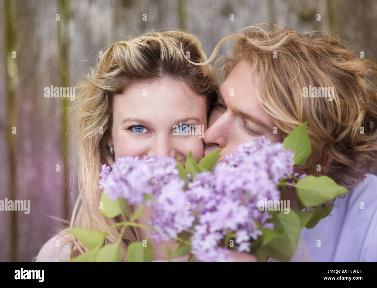 Frühling im freien Porträt des jungen Brautpaares Stockfoto