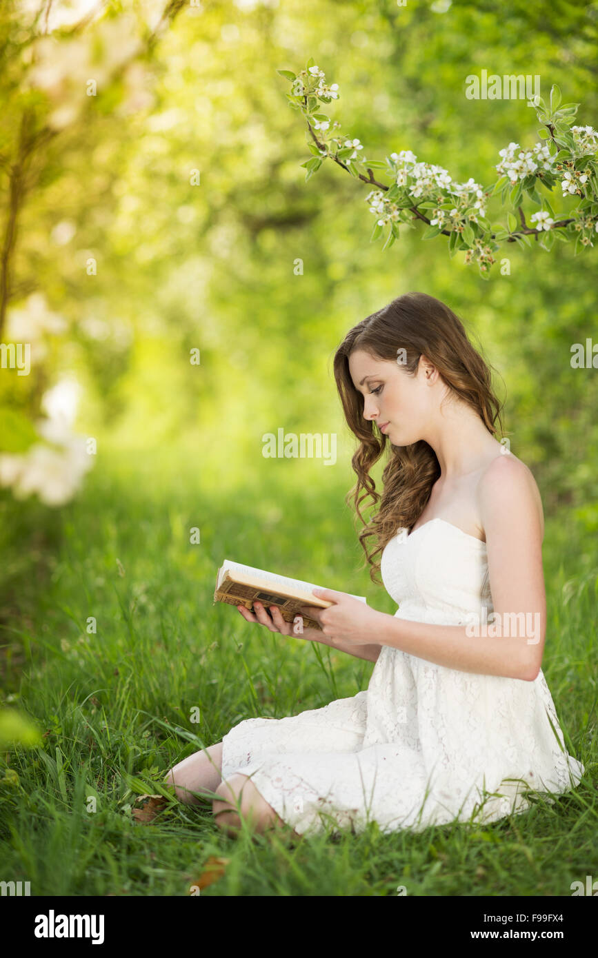 Beutiful junge Frau Lesebuch im grünen park Stockfoto