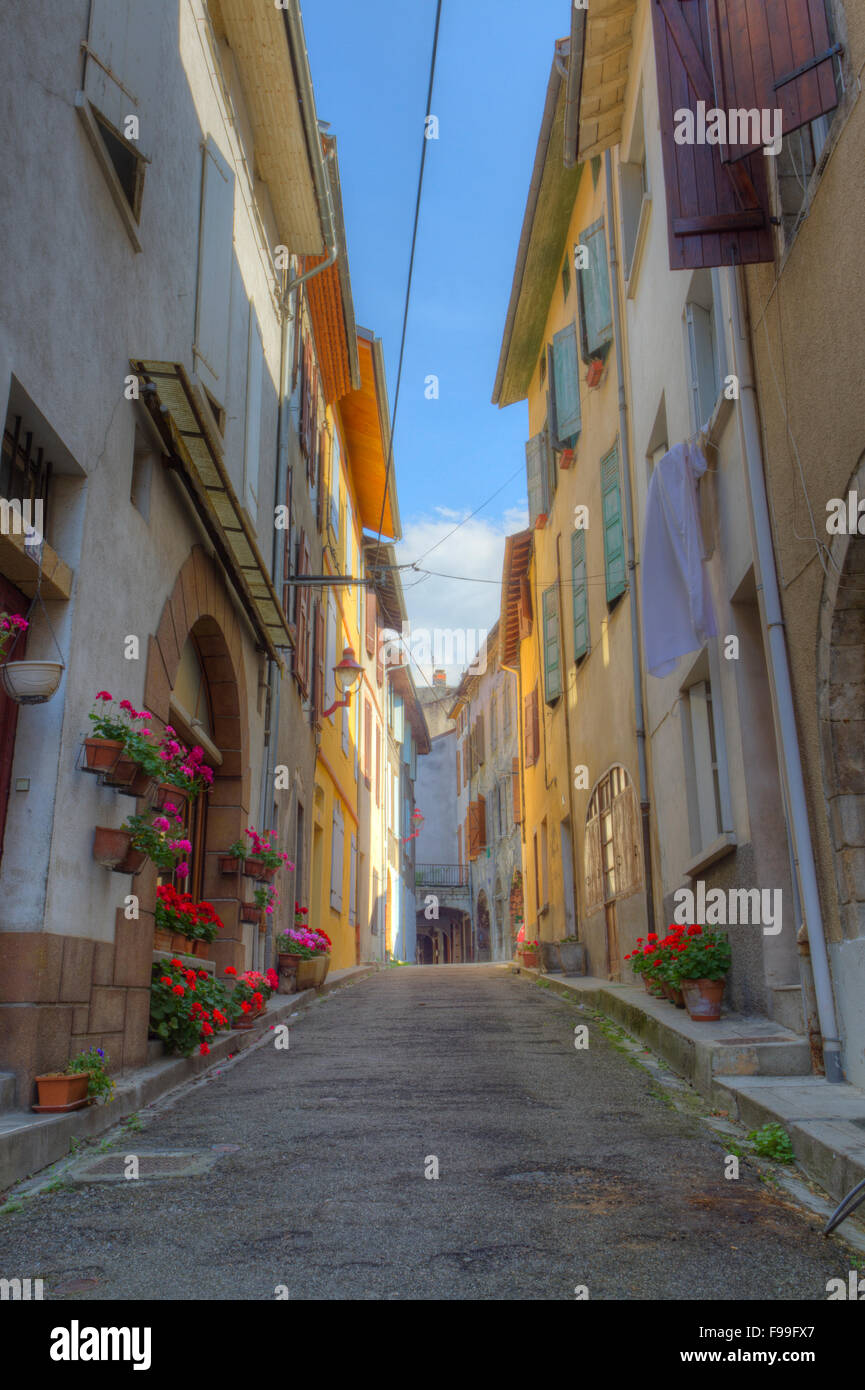 Blick auf eine Straße in der alten Stadt Tarascon-Sur-Ariège. Ariege Pyrenäen, Frankreich. Juni. Stockfoto