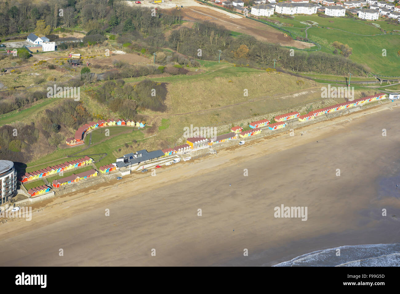 Eine Luftaufnahme des Strandes und Strandhütten in Scarborough, North Yorkshire Stockfoto