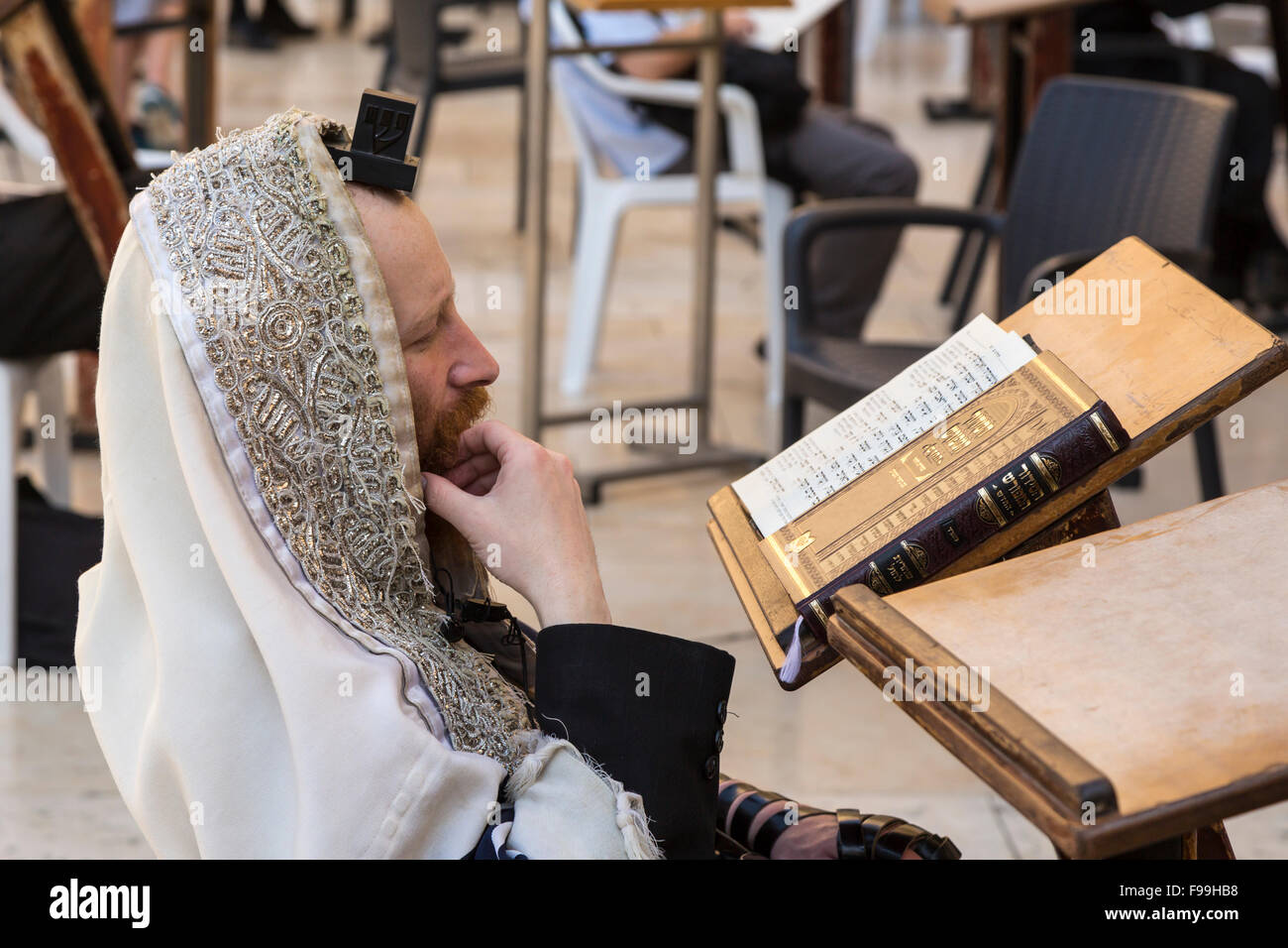 Orthodoxe jüdische Männer beten an der Klagemauer in Jerusalem, Israel, Naher Osten. Stockfoto