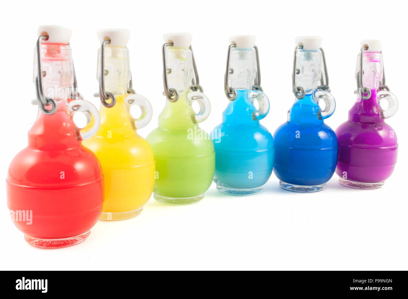 Reihe von bunten Flaschen Stockfoto