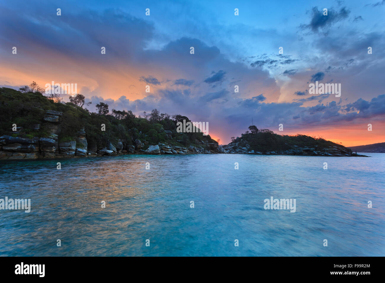 Seelandschaft des natürlichen Felsen und zerklüftete Küste bei Sonnenuntergang in der Nähe von Sydneys Quarantänestation in Australien Stockfoto