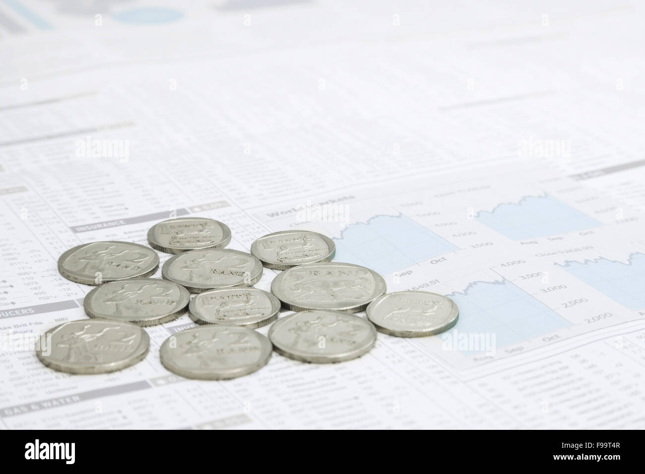 South African Rand Münze auf einer News paper Börse finanzielle p Stockfoto