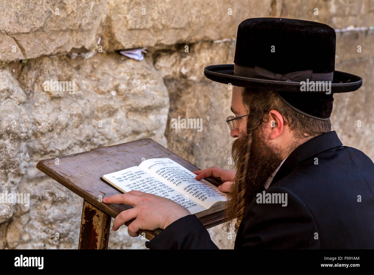 Einem orthodoxen jüdischen Mann betet an der Klagemauer in Jerusalem, Israel, Naher Osten. Stockfoto