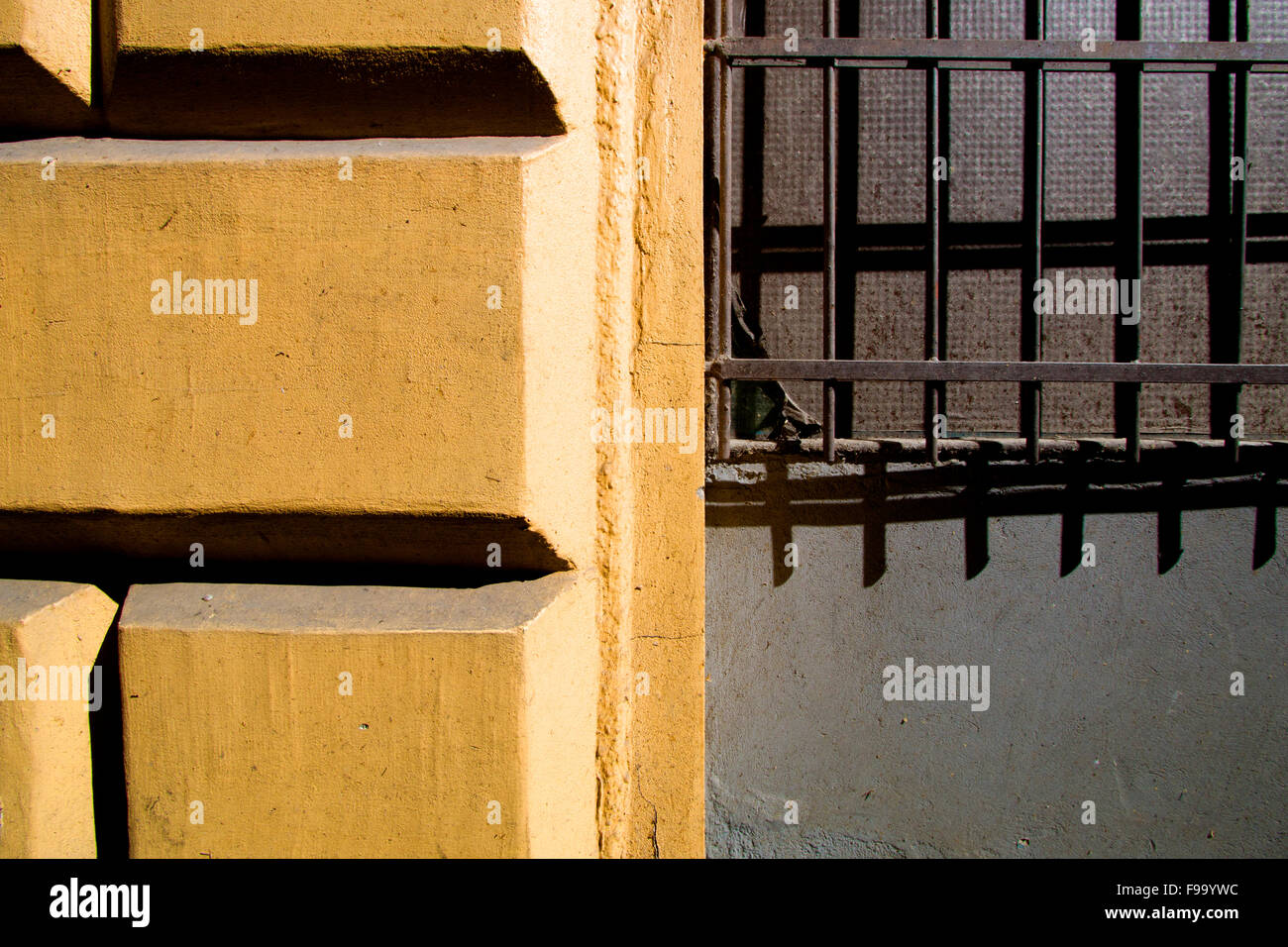 Split-Bild der gelben Ziegelwand und braune grill Stockfoto