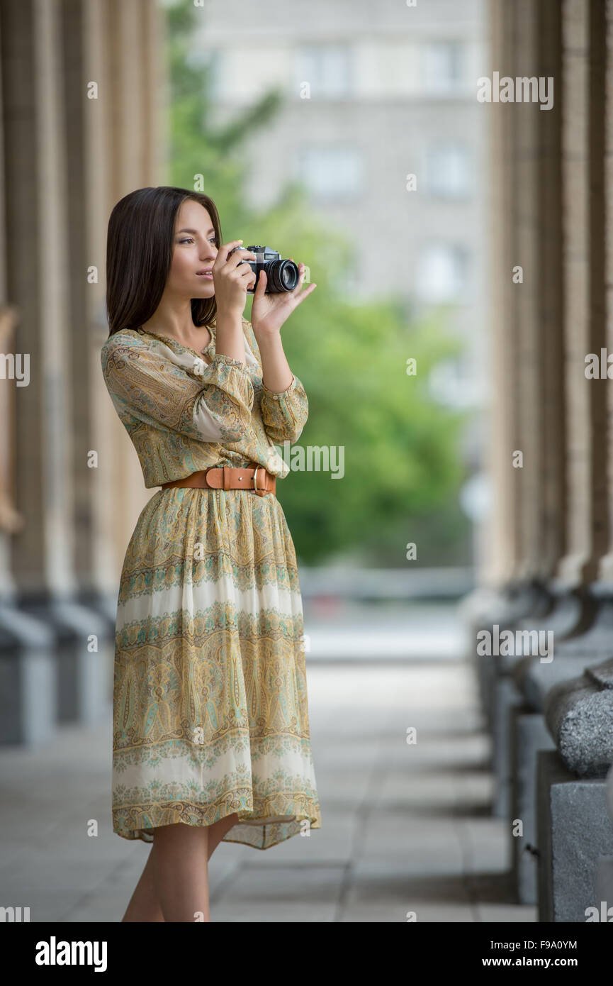 Glücklich Reisenden Mädchen, das Foto des historischen Gebäudes mit Retro-Kamera auf Stadtstraße Stockfoto