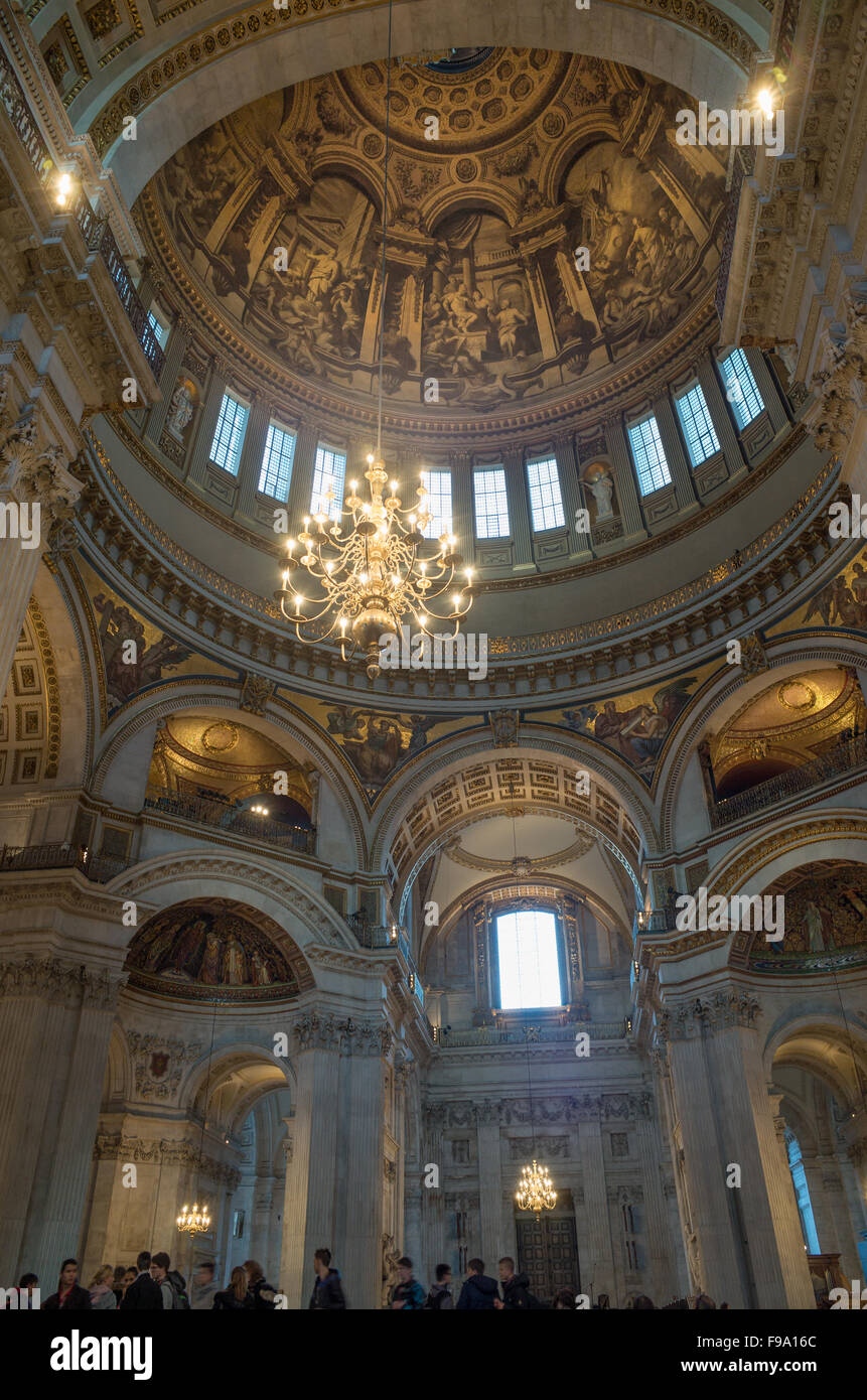 Die Unterseite der Kuppel in St. Pauls Cathedral, London. Stockfoto