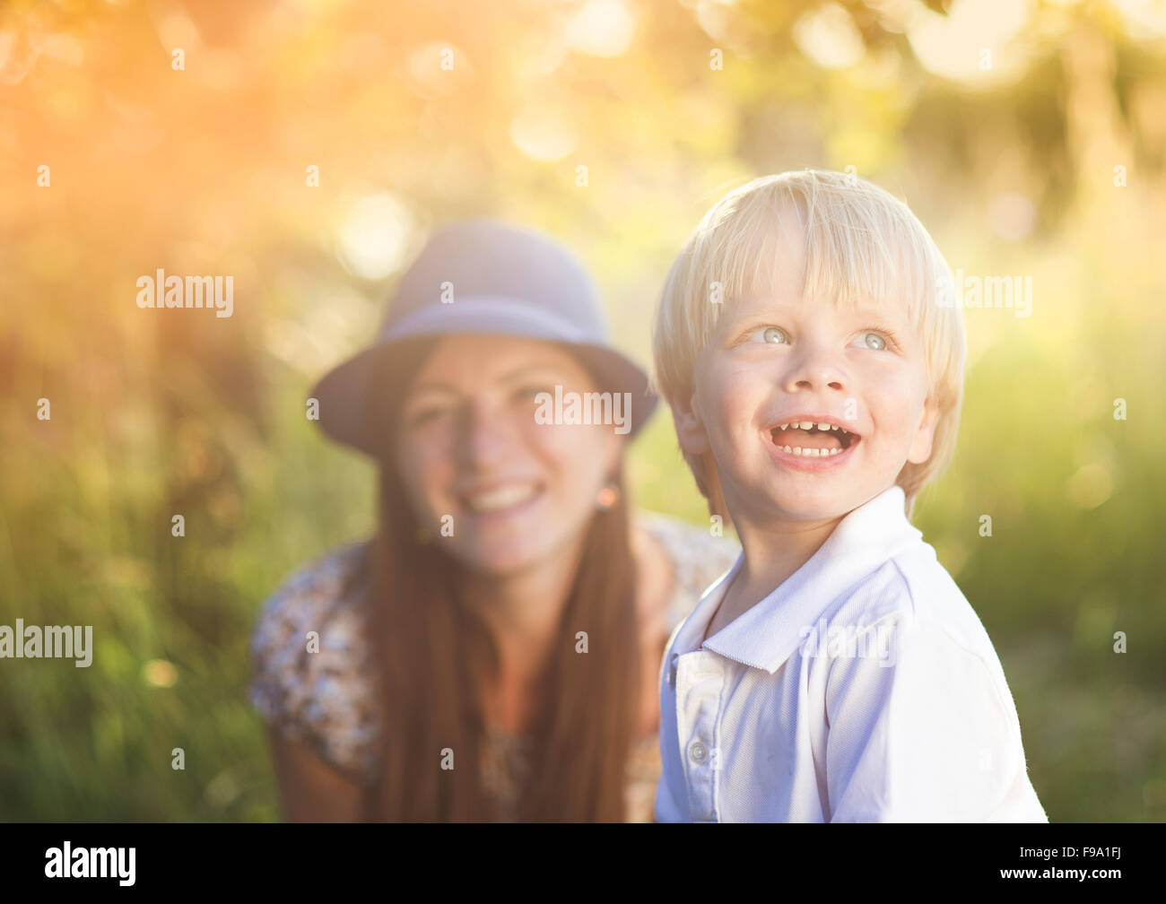 Mutter und Sohn Sonne draußen in der Natur zu genießen Stockfoto