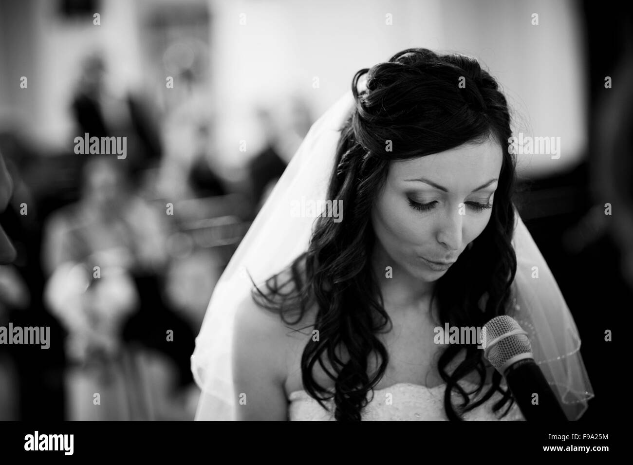 Braut in der Kirche am Tag Hochzeit Stockfoto