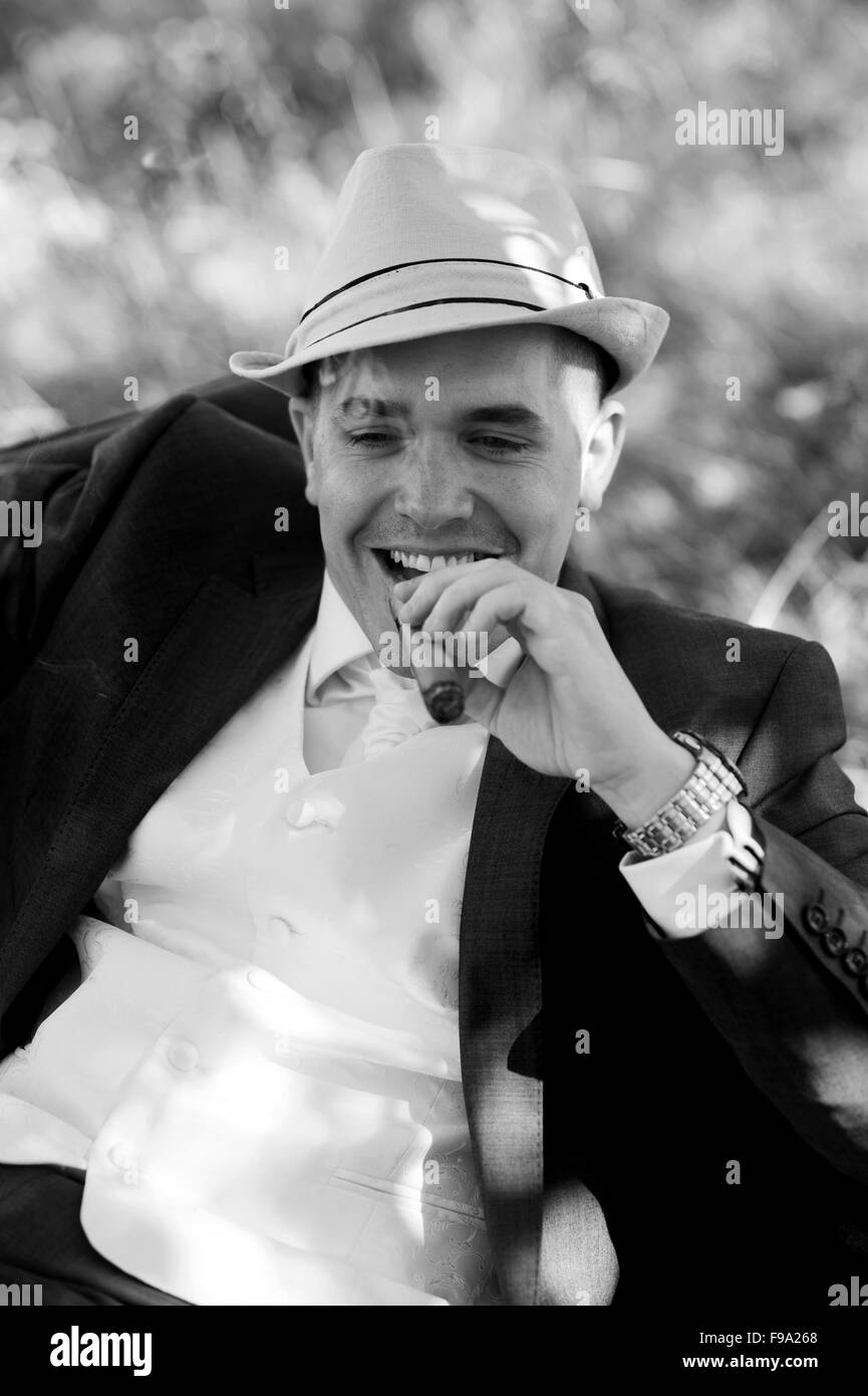 Porträt der schönen Bräutigam in Hut mit der kubanischen Zigarette Stockfoto