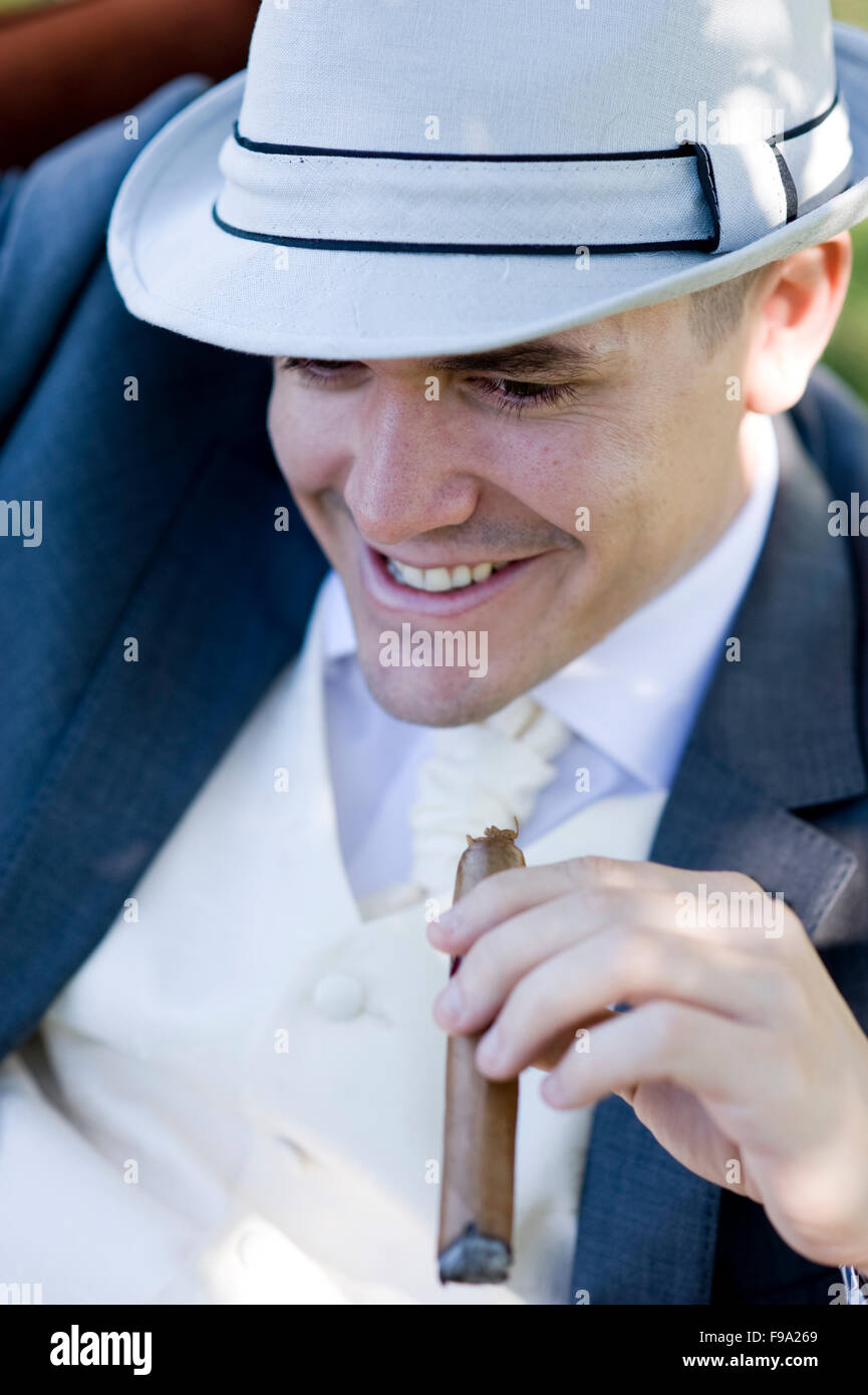 Porträt der schönen Bräutigam in Hut mit der kubanischen Zigarette Stockfoto