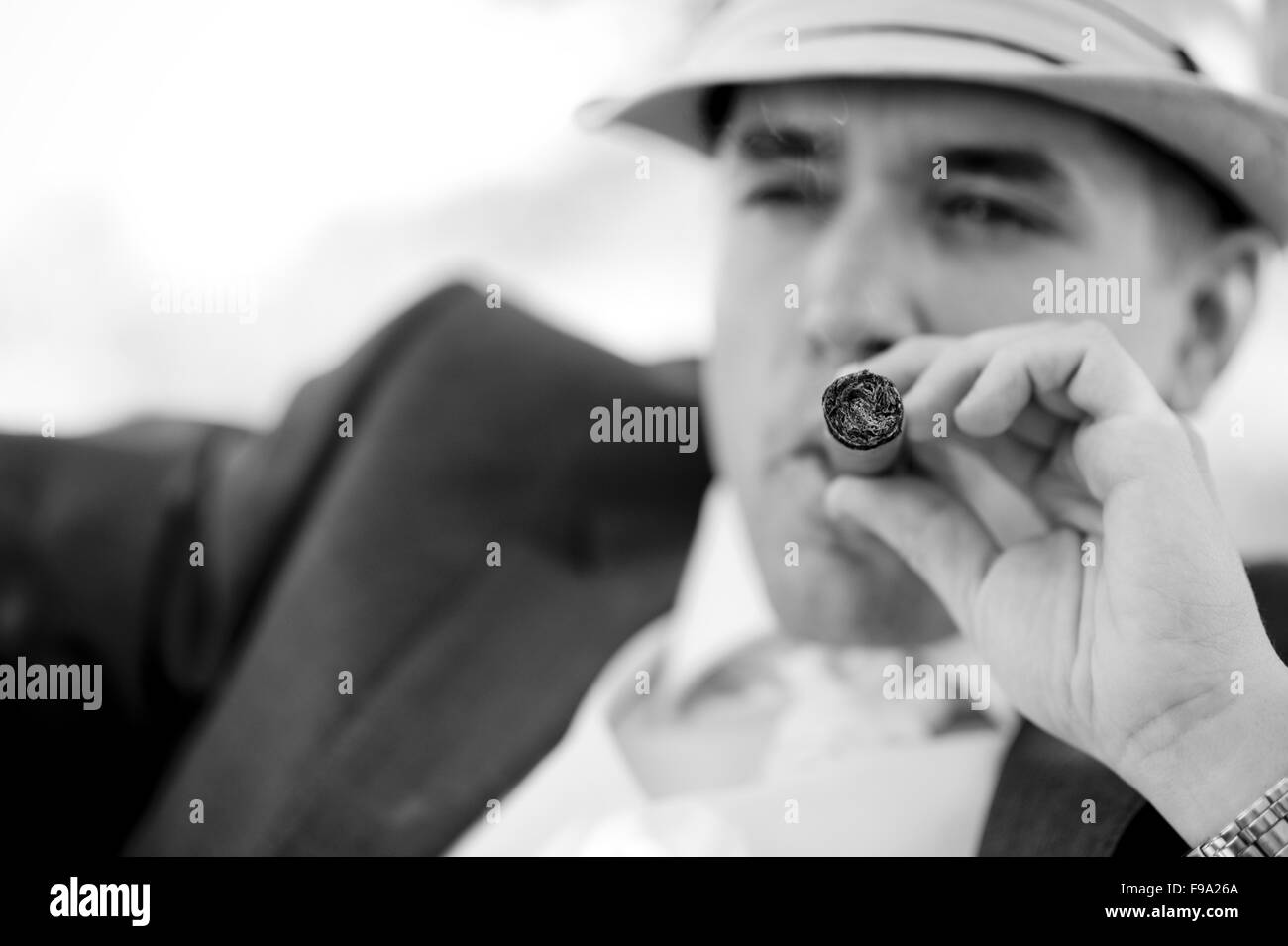 Porträt der schönen Bräutigam in Hut mit der kubanischen Zigarette Stockfoto
