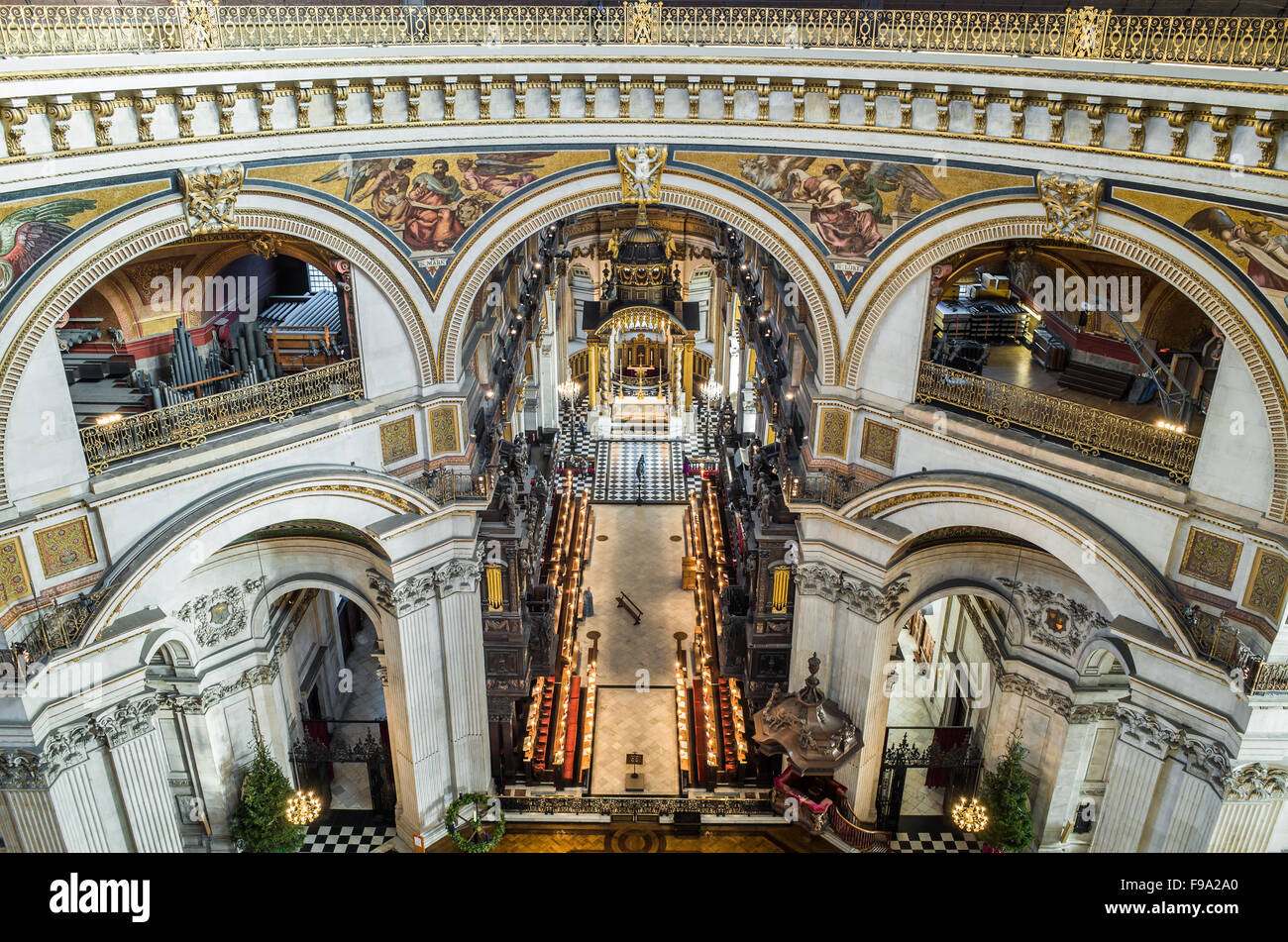 Der Chor, Heiligtum und Altar in St. Pauls in London, von hoch oben in der Kuppel der Kathedrale gesehen. Stockfoto