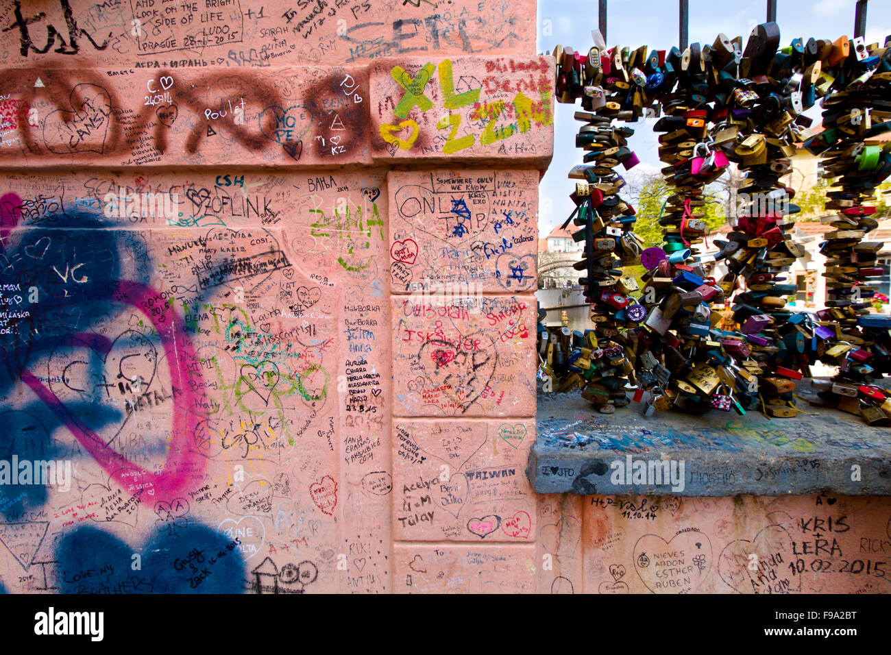 Rosa Graffitiwand mit Vorhängeschlössern Stockfoto