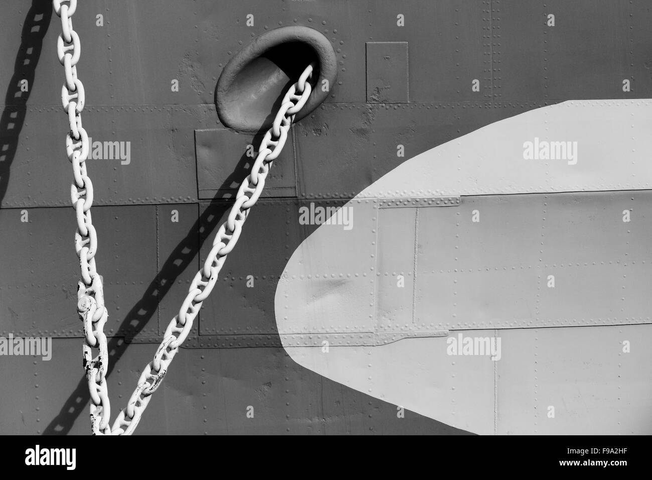 Teil der HMS Belfast, jetzt ein Museum vor zwischen London Bridge und der Tower Bridge in London, England Anker. Stockfoto
