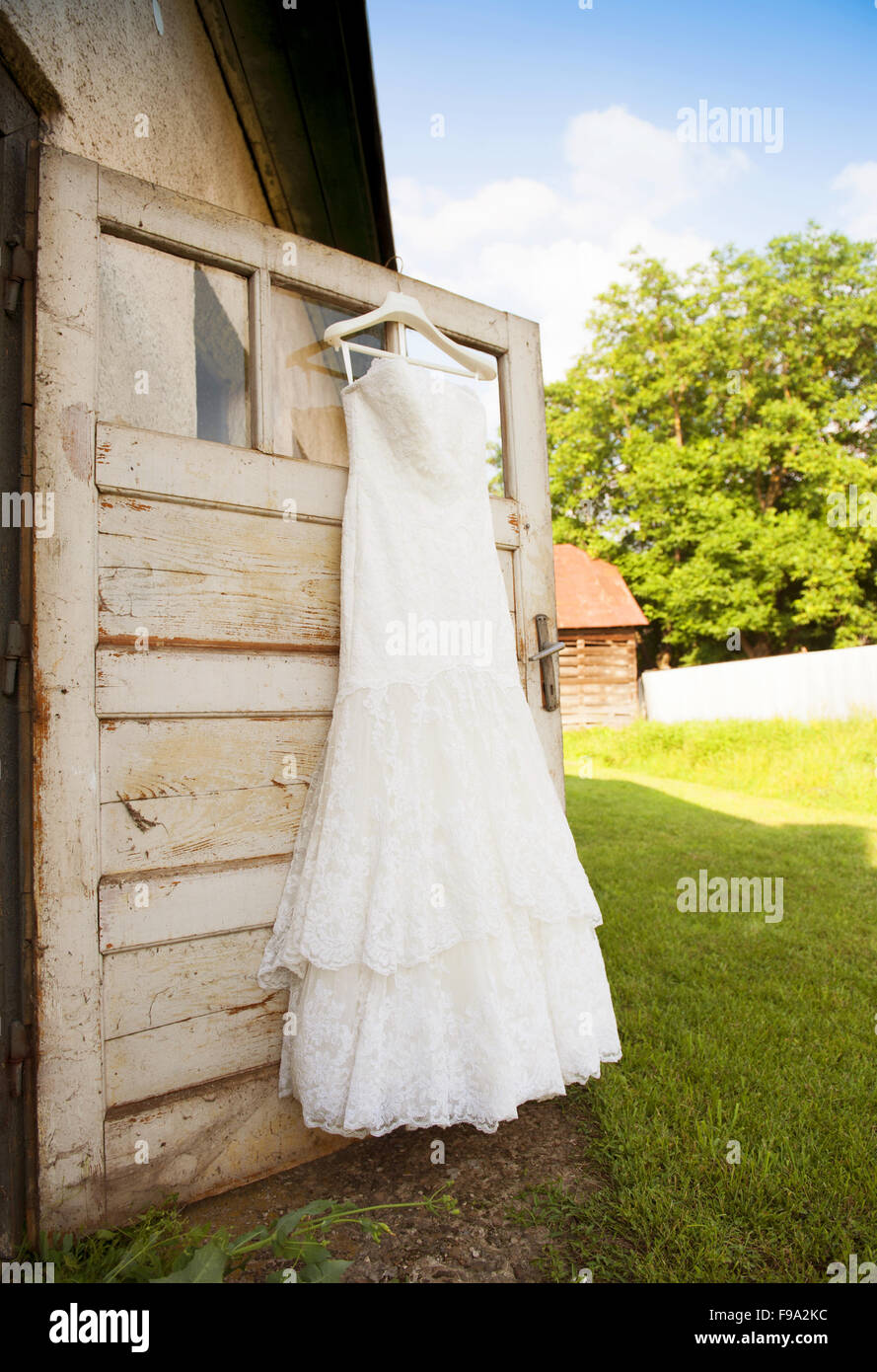 Schöne weiße Weddding Kleid für die Braut bereit Stockfoto
