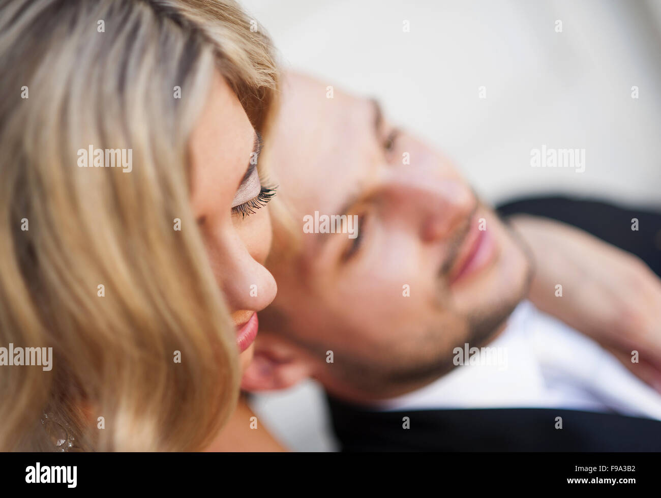 Porträt der glückliche junge Braut und Bräutigam am Tag ihrer Hochzeit Stockfoto