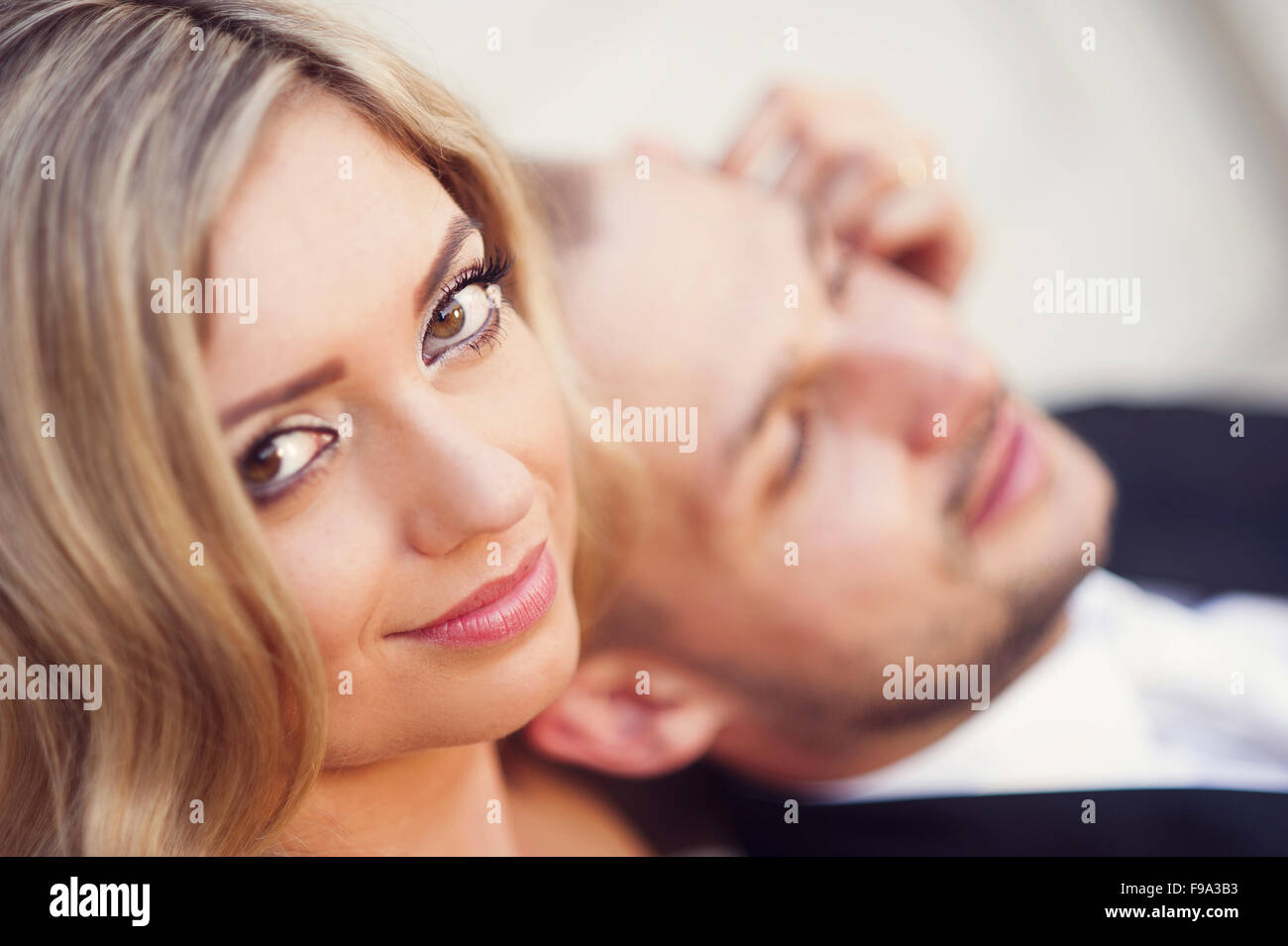 Porträt der glückliche junge Braut und Bräutigam am Tag ihrer Hochzeit Stockfoto