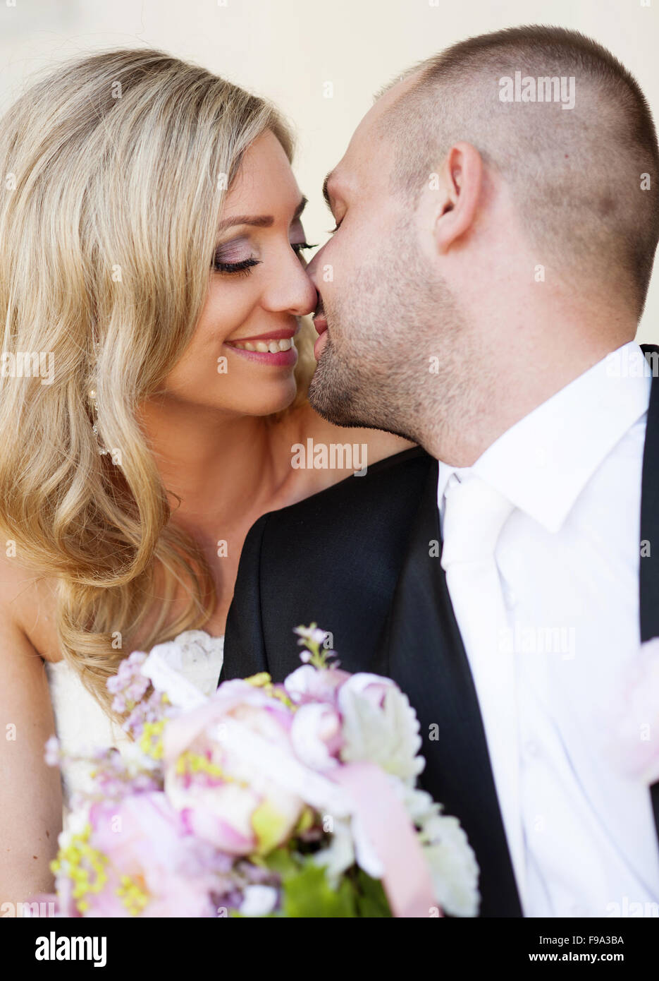 Porträt der glückliche junge Braut und Bräutigam am Tag ihrer Hochzeit Stockfoto