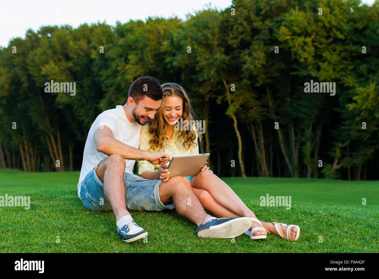 In Liebespaar im Park entspannen. Stockfoto