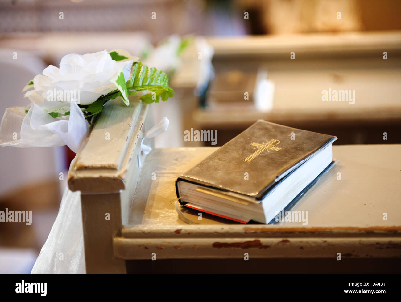 Noch ein Foto der Bibel setzen auf hölzernen Schreibtisch in der Kirche Stockfoto