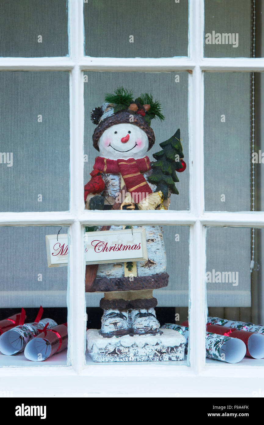 Weihnachten Schneemann in einem Fenster. Castle Combe, Wiltshire Cotswolds. England Stockfoto