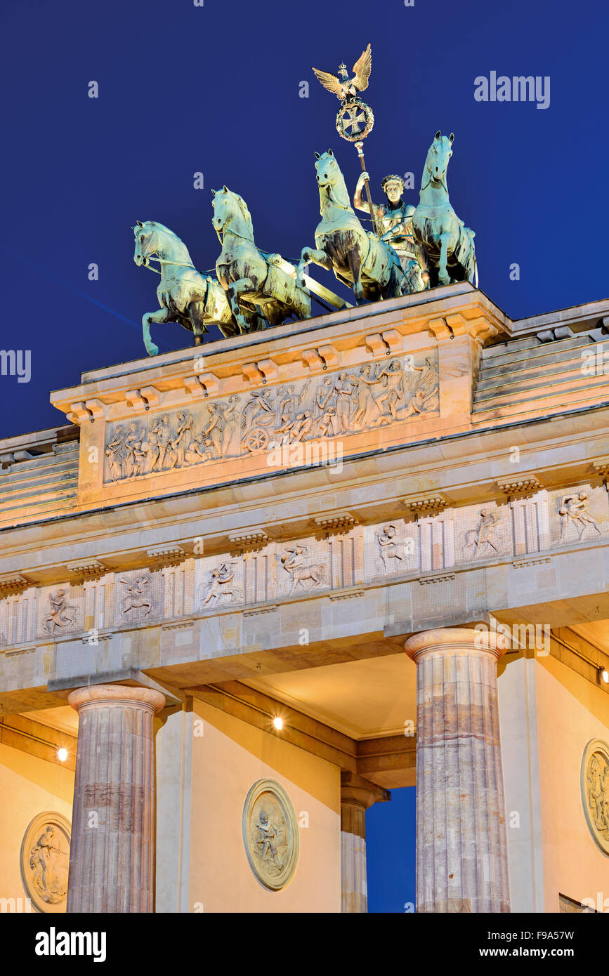 Deutschland, Berlin: Nächtliche Beleuchtung der Quadriga und Top Detail des Brandenburger Tors Stockfoto