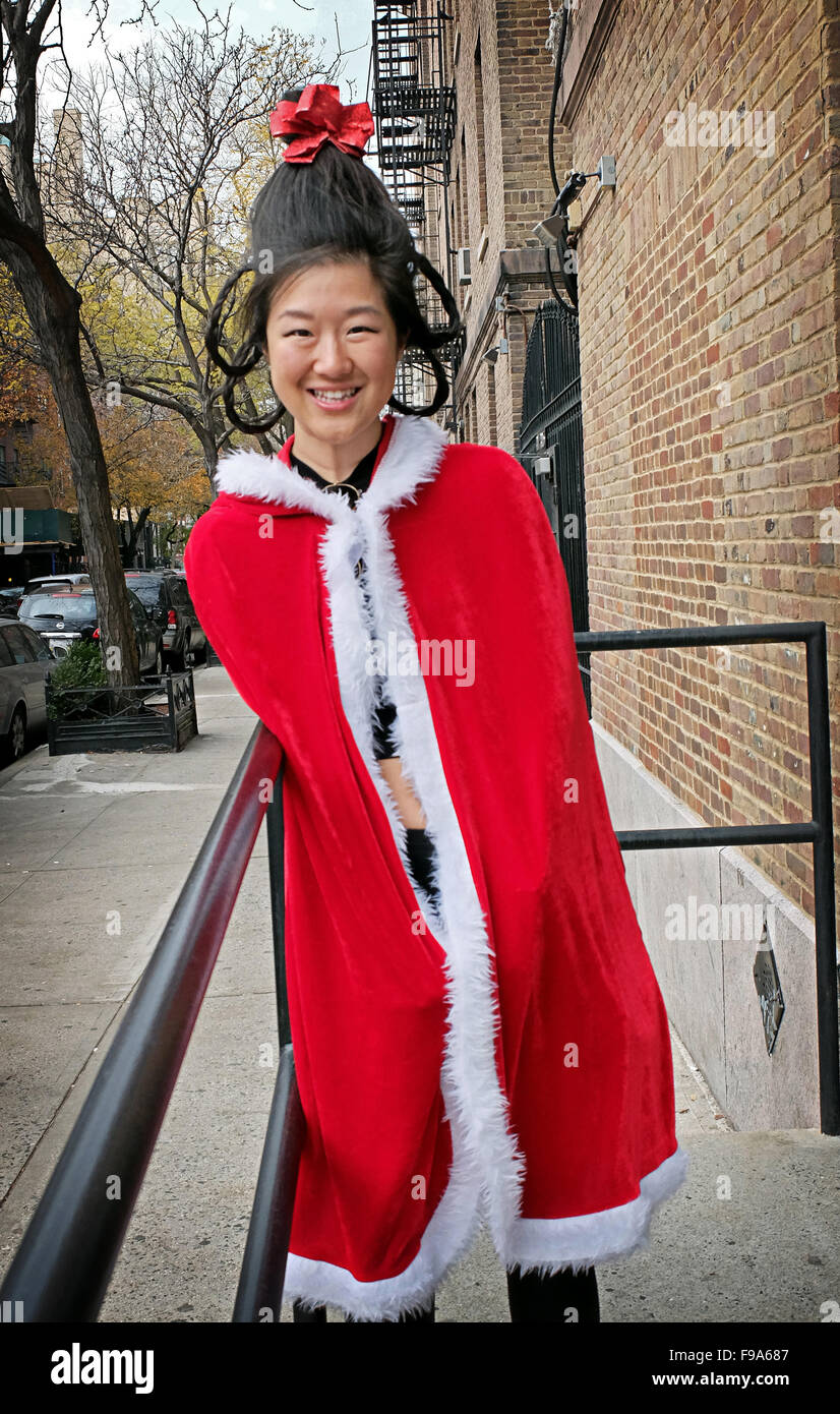Eine schöne asiatische Frau in einem Weihnachtsoutfits in Chelsea, New York City, bevor Sie zu Santacon. Stockfoto