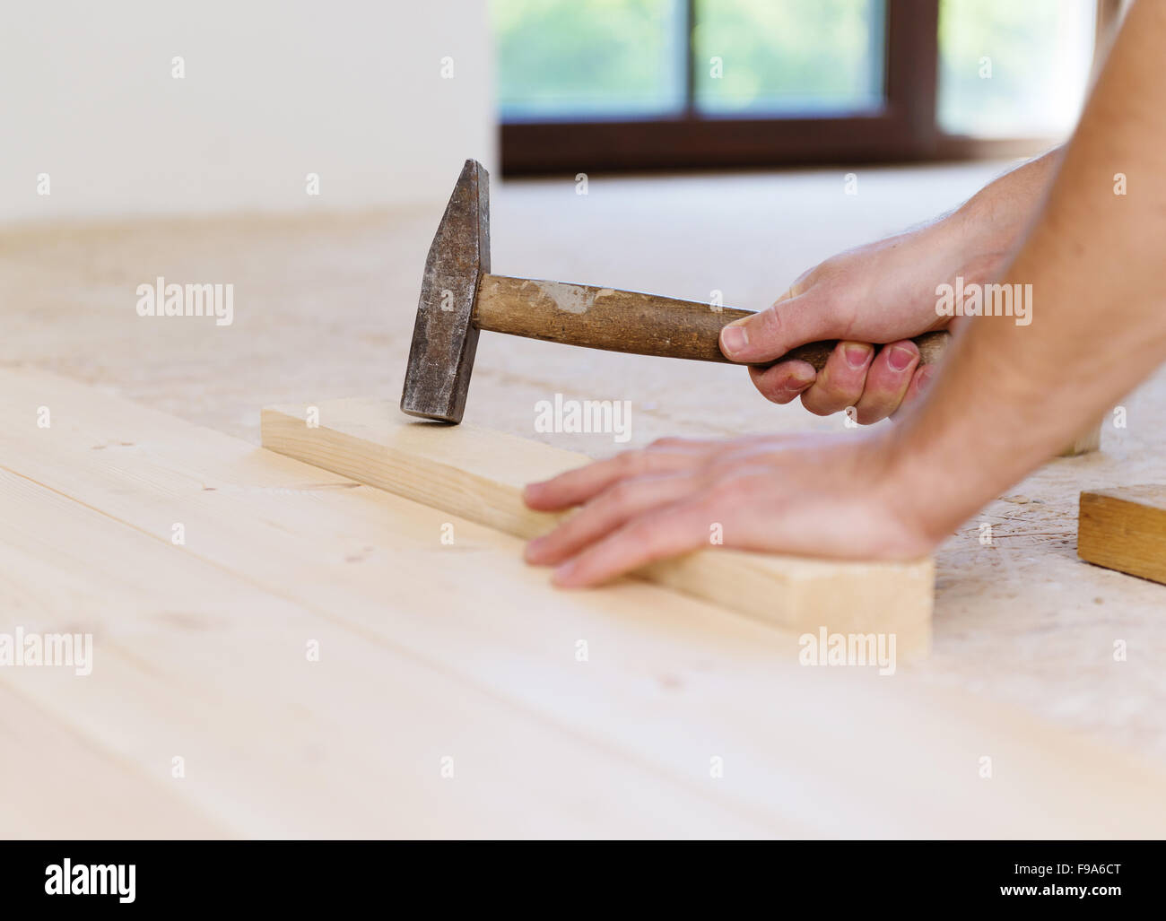 Handyman Installation Holzfußboden im neuen Haus Stockfoto