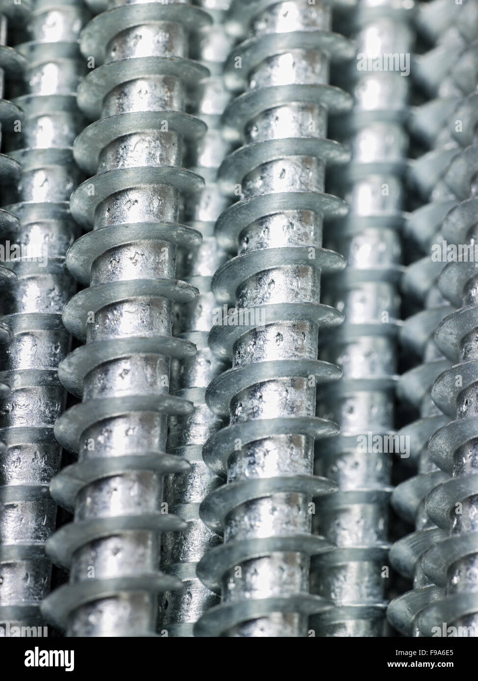 Full-Frame-Hintergrund zeigt viele lange Schrauben Stockfoto