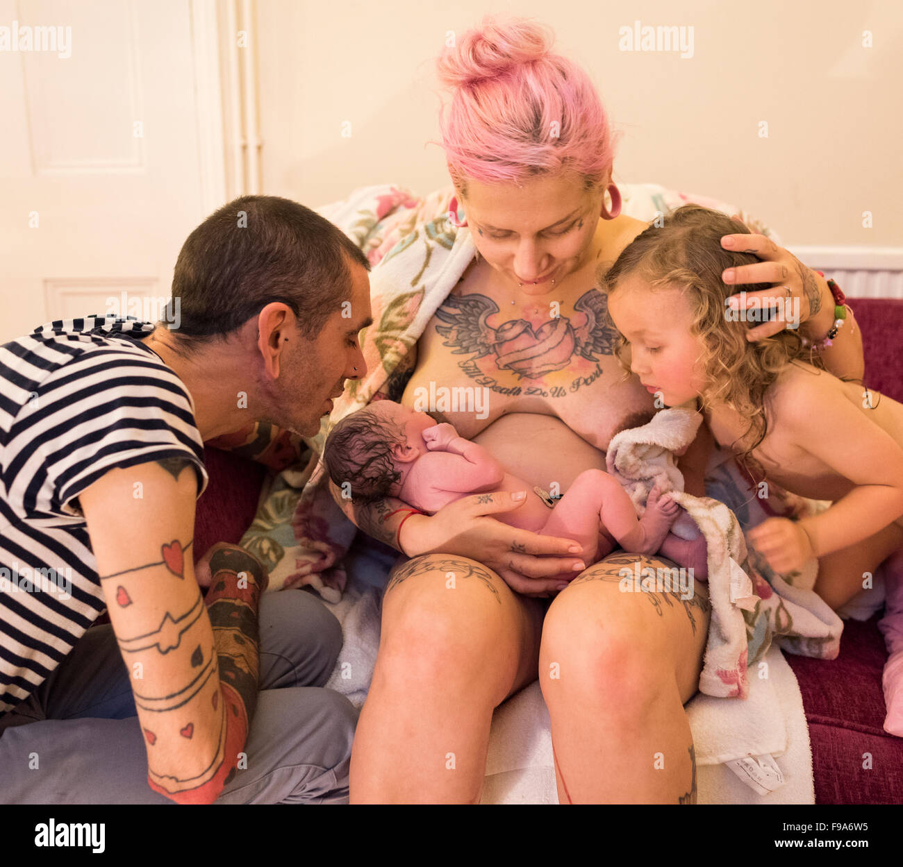 Familie mit ihrem Neugeborenen Baby nach einem ohne fremde Hilfe Hausgeburt (Freebirth). Stockfoto