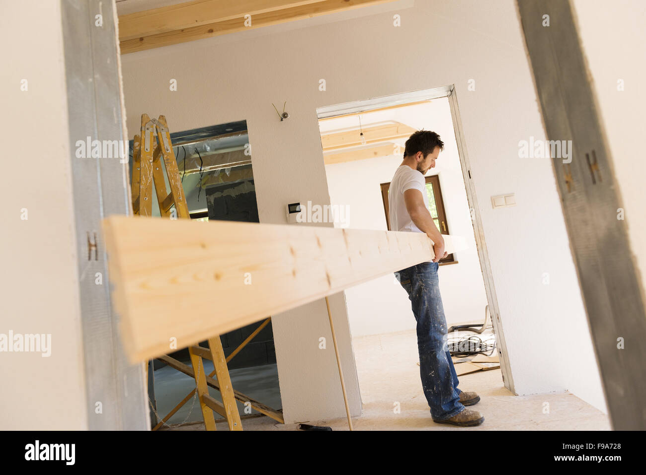 Handyman Installation Holzfußboden im neuen Haus Stockfoto