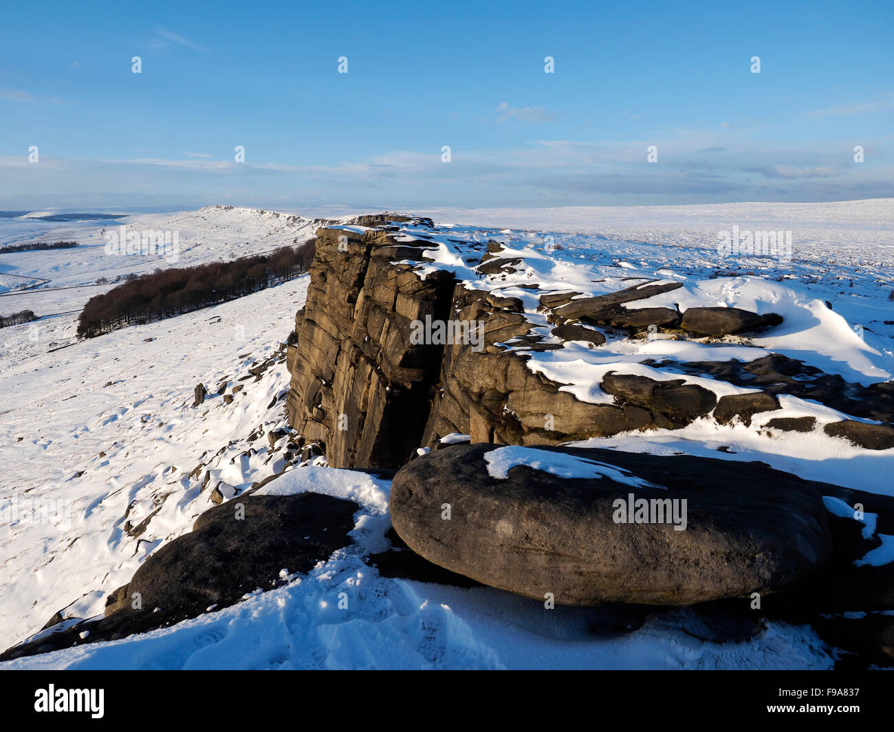 Der Peak District National Park nach starken Schneefällen Stanage Edge Derbyshire England Stockfoto