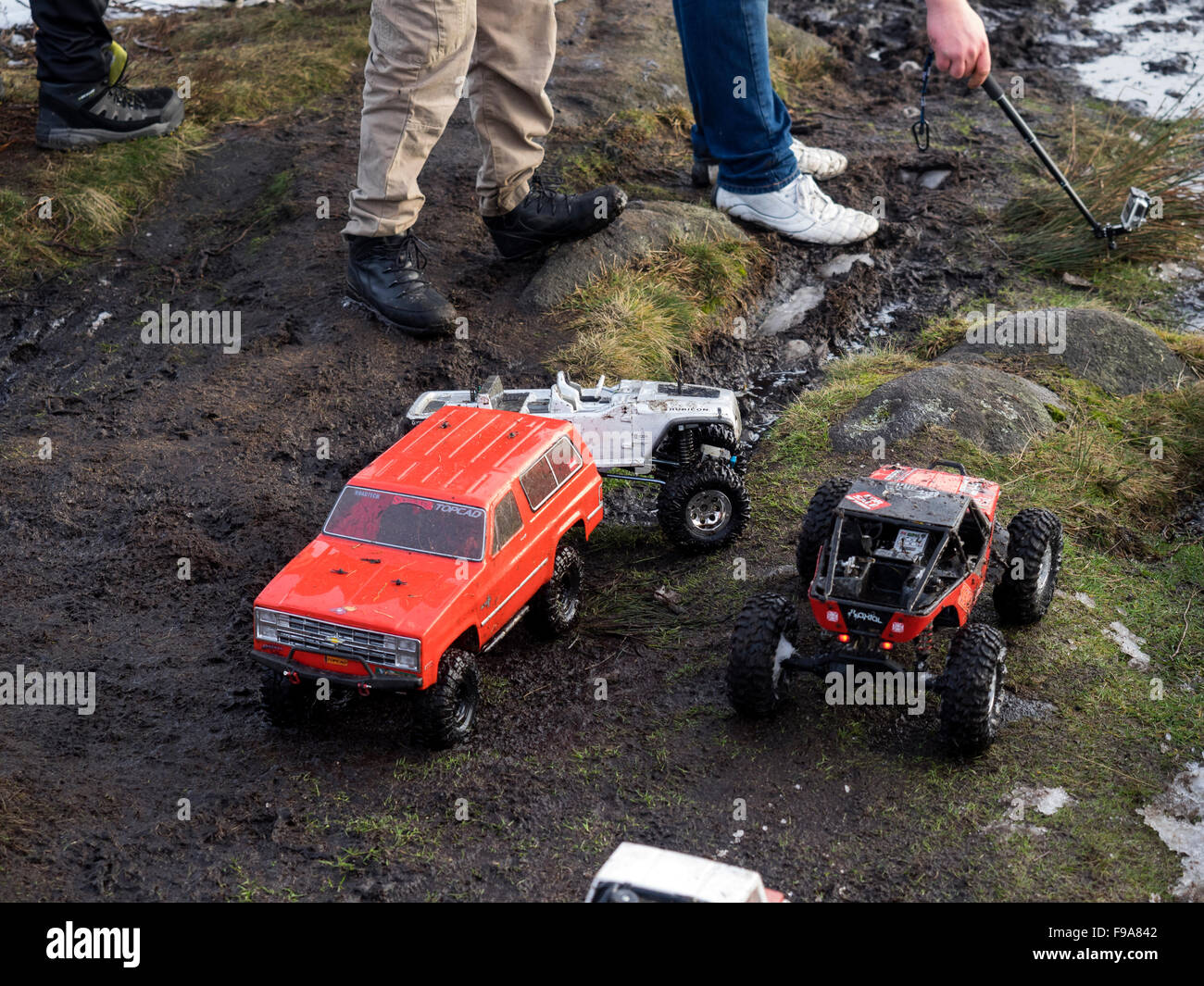 Ferngesteuerte Modellautos auf schlammigen Boden in Derbyshire, England  Stockfotografie - Alamy