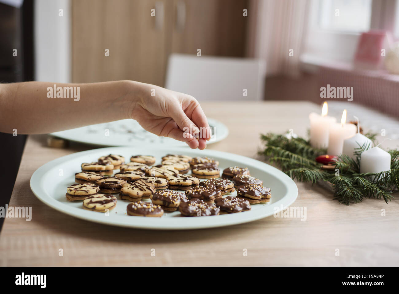 Frau ist Weihnachten Kuchen in der Küche machen. Stockfoto