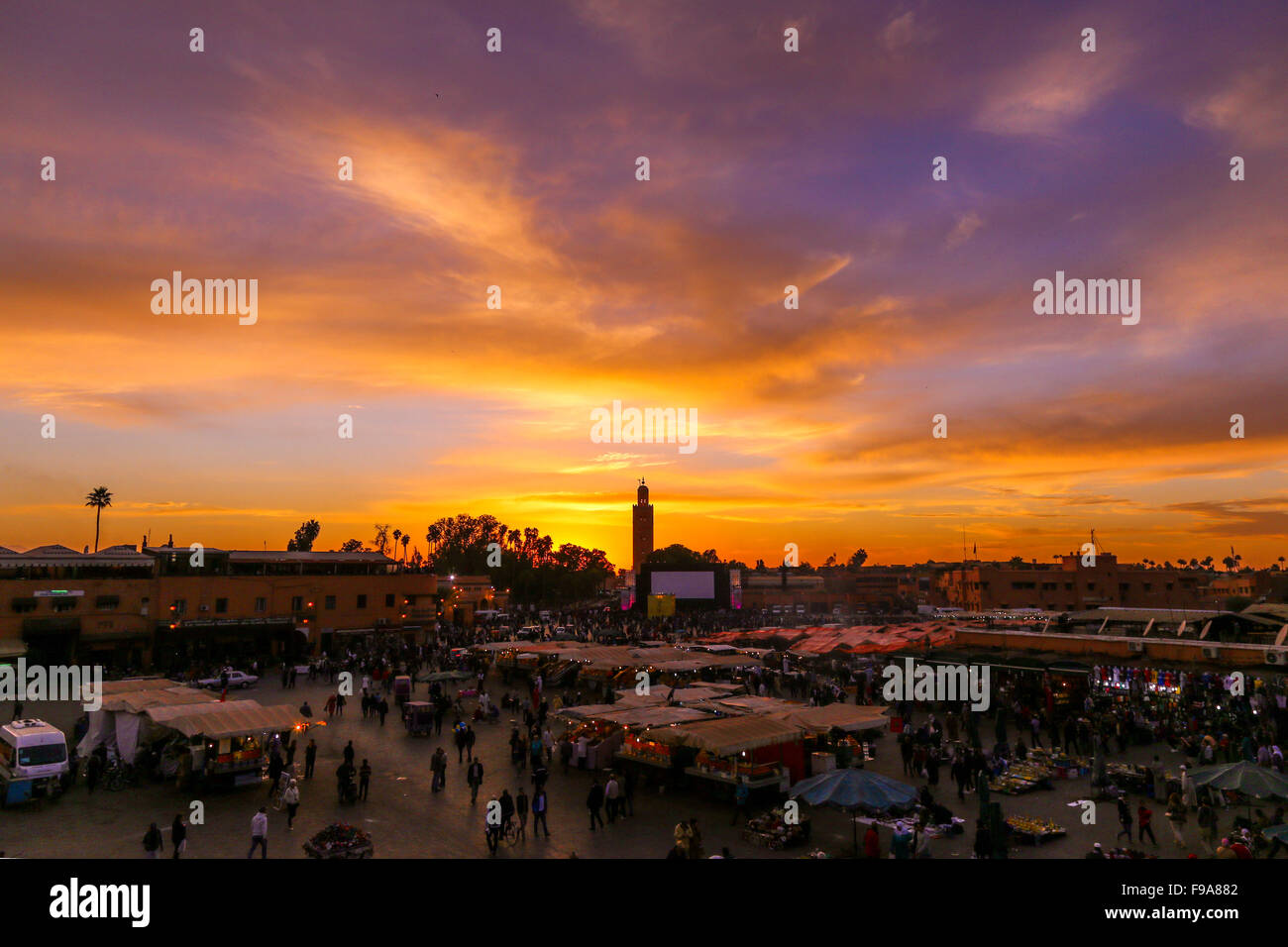 Malerischer Sonnenuntergang über Jemaa el Fna. Stockfoto