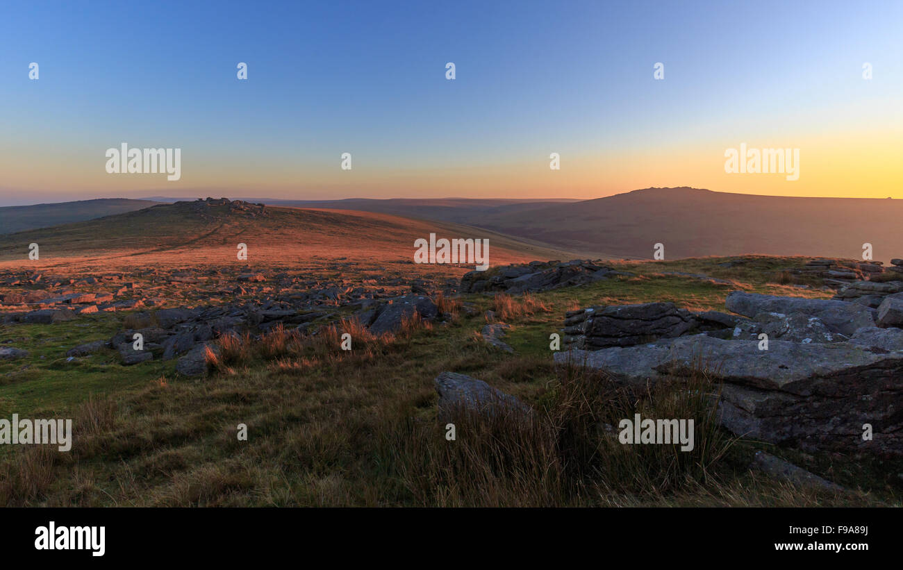 Der Blick nördlich vom großen Grundnahrungsmittel Tor, Dartmoor im Morgengrauen. Süden Großbritanniens letzte verbleibende Wildnis. Stockfoto