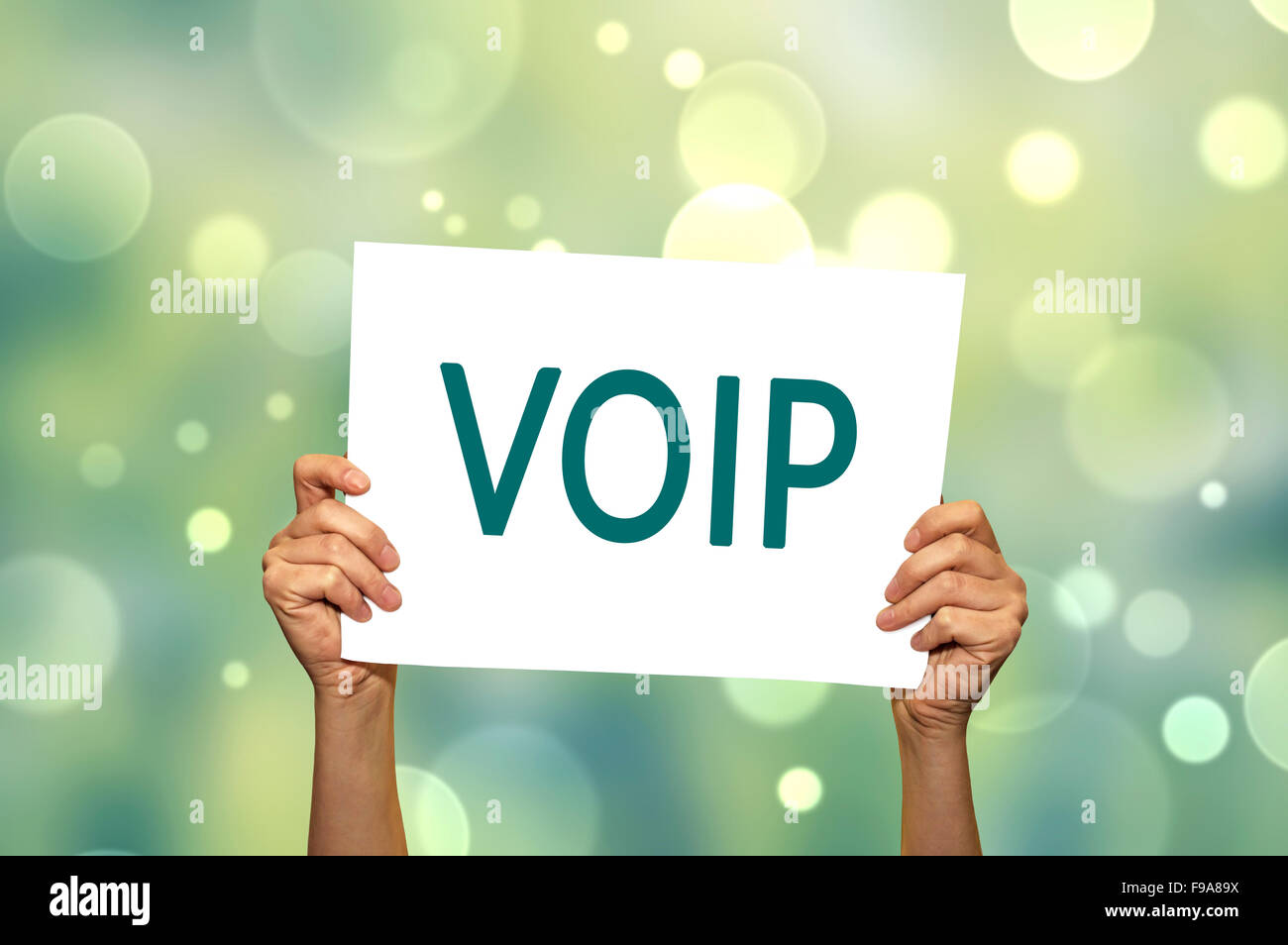 VOIP (Voice over Internetprotokoll) Karte in der hand mit abstrakten hellen Hintergrund. Selektiven Fokus. Stockfoto