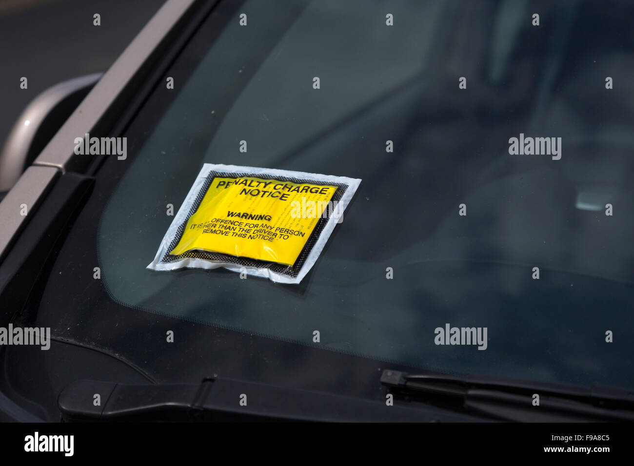 Strafe bemerken Ticket auf Auto Windschutzscheibe England fixiert Stockfoto