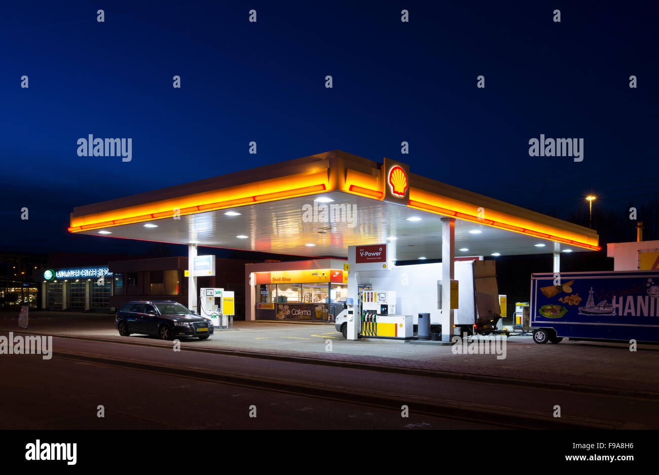 ENSCHEDE, Niederlande - 28. Februar 2015: Shell-Tankstelle in der Nacht. Royal Dutch Shell, ein Niederländisch-britischen multinationaler Konzern, ist die Stockfoto
