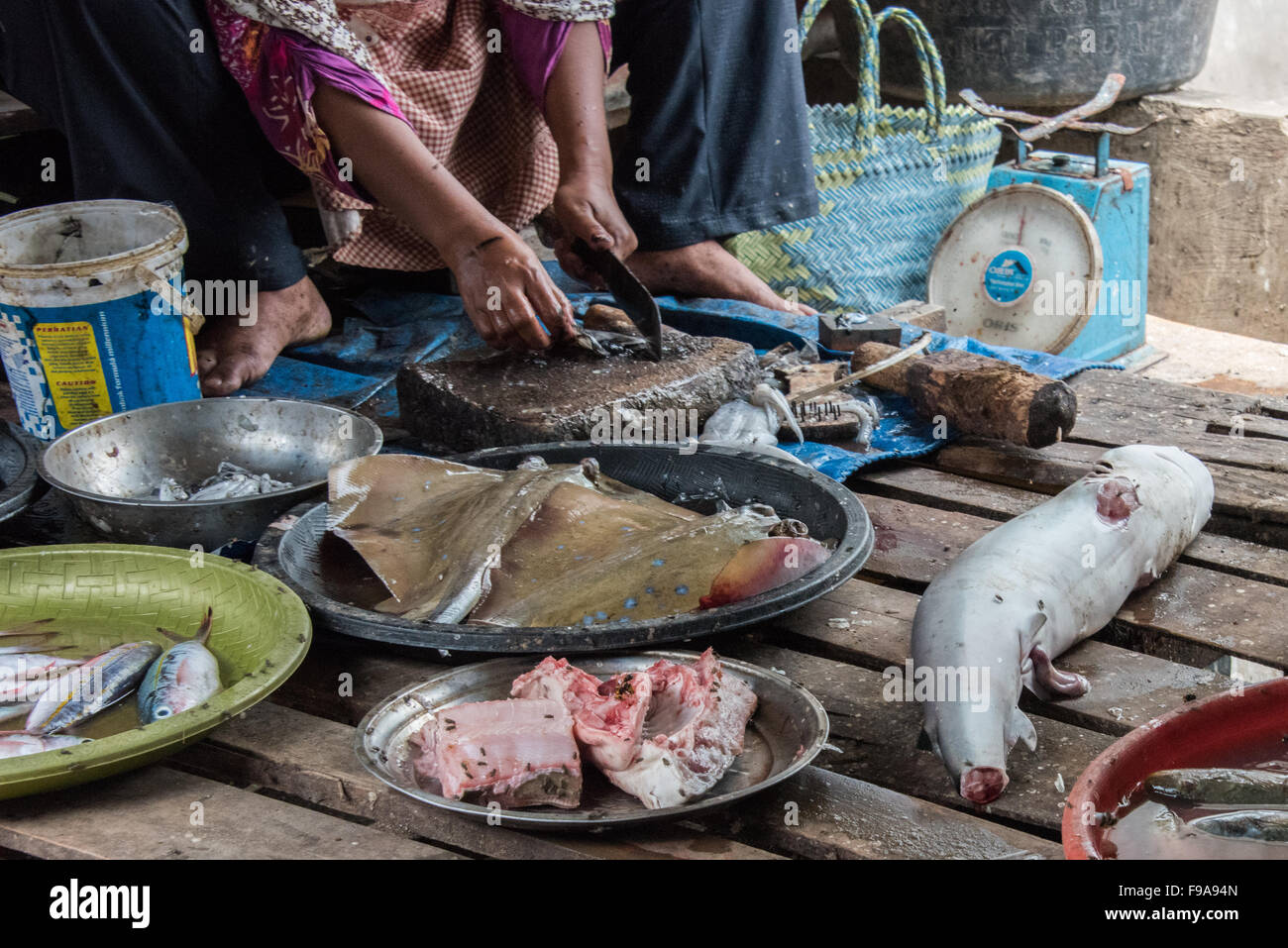 Verkauf Fisch am Markt in Labuan Bajo, Flores, Indonesien Stockfoto