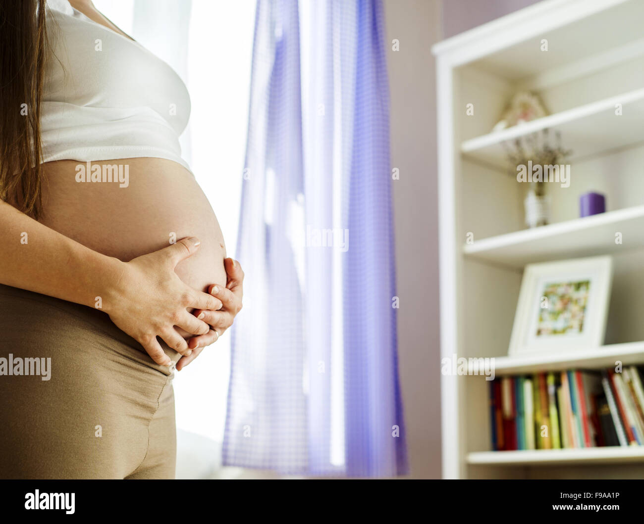 Nahaufnahme von unkenntlich schwangere Frau mit Händen über Bauch Stockfoto