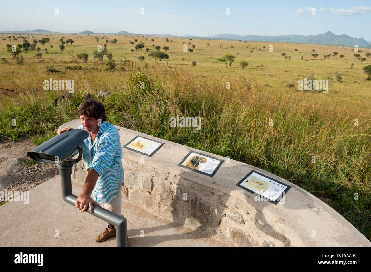 Touristen auf eine Aussichtsplattform, Kidepo Valley Nationalpark, Uganda Stockfoto