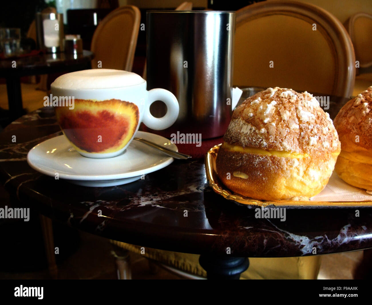 Weiße Tasse mit einem Gourmet-Kaffee und Schaum-Figur Stockfoto