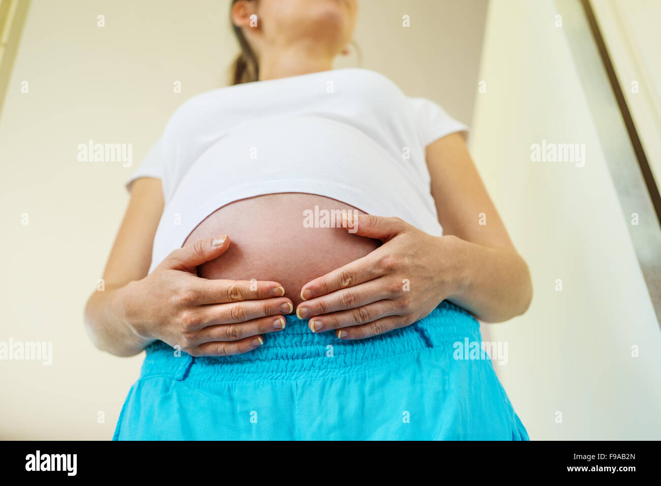 Nahaufnahme von unkenntlich schwangere Frau mit Händen über Bauch Stockfoto