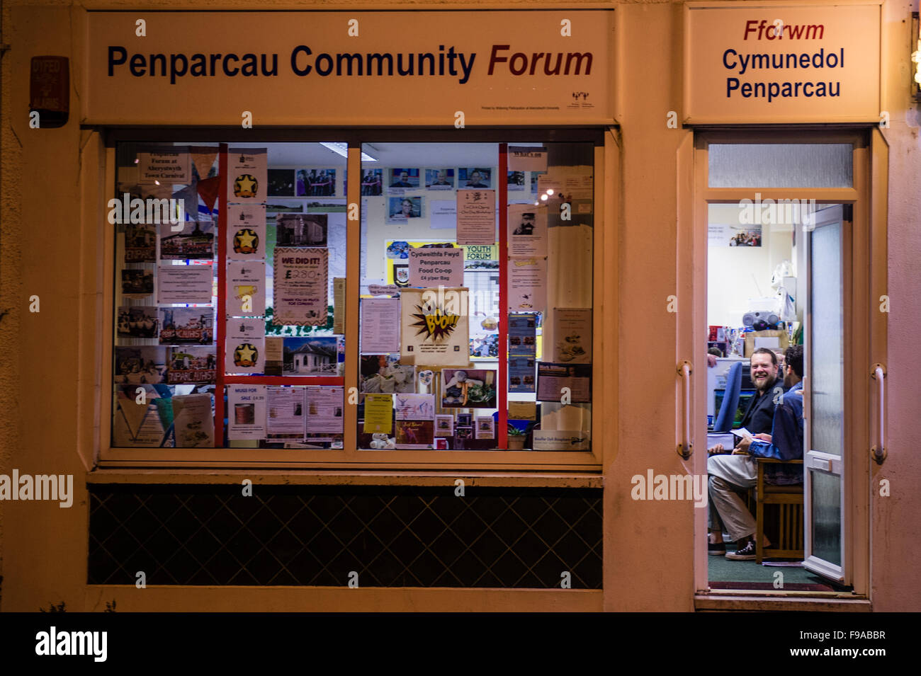 Mitglieder der Penparcau-Community-Forum (Fforwm Cymunedol Penparcau) treffen, soziale Fragen, die die Leben der Menschen, die in ihrem lokalen sozialen Wohnsiedlung, Aberystwyth, Wales UK zu diskutieren Stockfoto